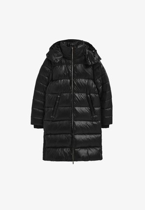 Czarna kurtka puchowa z kapturem, przednim zamkiem błyskawicznym i dwoma kieszeniami po bokach. Materiał jest błyszczący i pikowany z poziomymi segmentami.