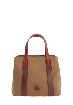 Bolso de ante marrón con ribete de cuero marrón, dos asas rojas y un logotipo cosido en la parte frontal. Textura suave, forma estructurada.