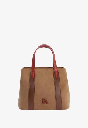 Bolso de ante marrón con ribete de cuero marrón, dos asas rojas y un logotipo cosido en la parte frontal. Textura suave, forma estructurada.