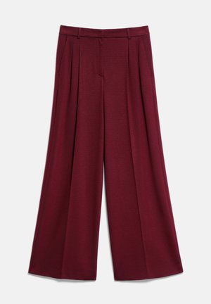 Pantalon bordeaux à jambes larges, avec plis devant, passants de ceinture et poches latérales, présenté sur fond blanc.
