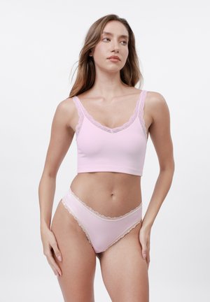 Lichtroze geribbelde bralette met kanten rand, gecombineerd met bijpassend ondergoed met kanten accenten, met een strakke pasvorm en een zachte textuur.