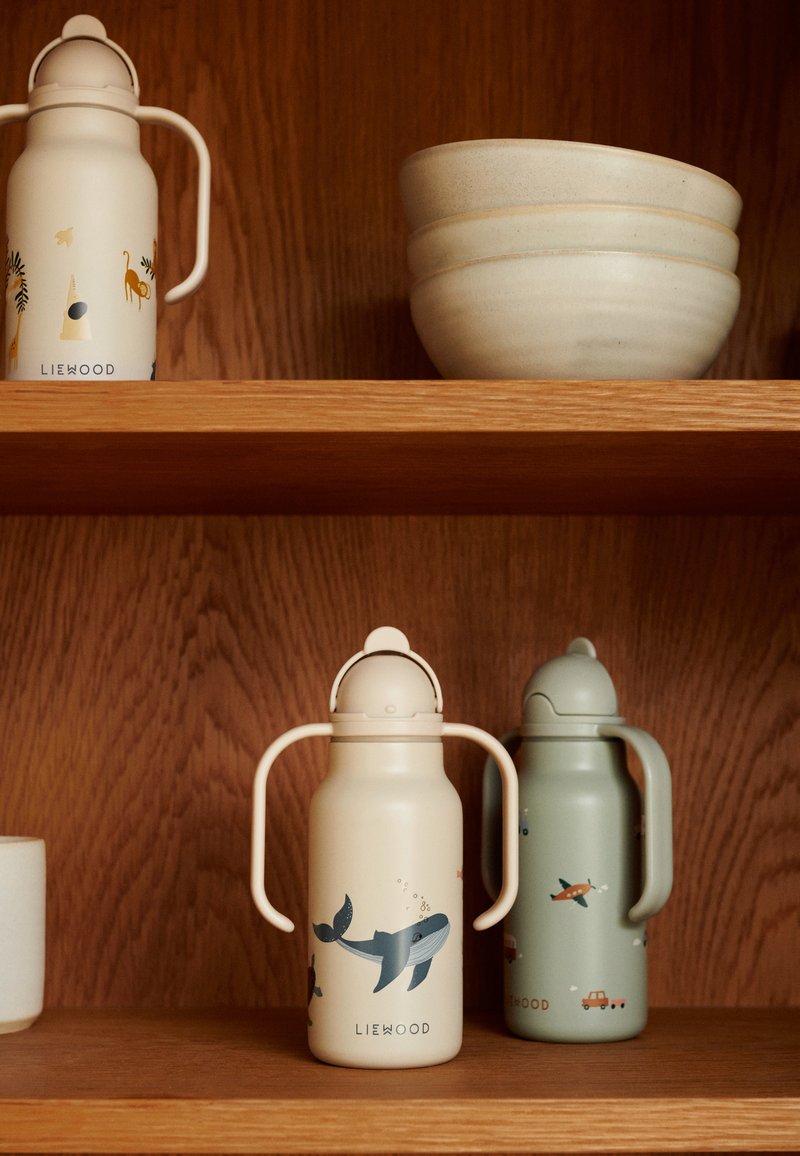 Bocače od nehrđajućeg čelika u krem i zelenoj boji. Krem boca ima dizajn kita, dok zelena boca prikazuje vozila.