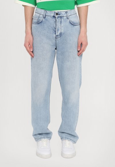 Lichtblauwe denim jeans met een relaxte pasvorm, voorzien van vijf zakken, zichtbare stiksels en een rechte pijpdesign. Gecombineerd met witte sneakers.