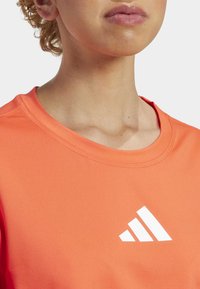 adidas Performance ADAPTIVE WORKOUT - Spordi T-särk - bright red white