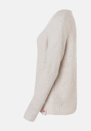 Helle beige Strickpullover mit V-Ausschnitt, strukturiertem Muster, langen Ärmeln und pinkem Logo-Tag am Saum.
