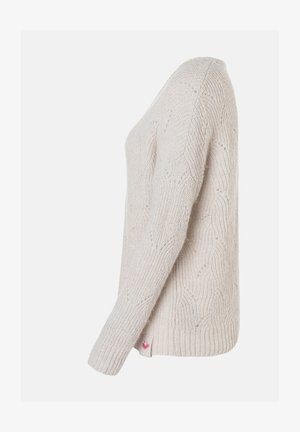 Helle beige Strickpullover mit V-Ausschnitt, strukturiertem Muster, langen Ärmeln und pinkem Logo-Tag am Saum.