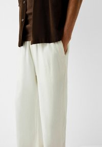 Bershka Tygbyxor - white