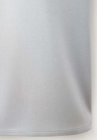 Tissu gris clair avec une texture lisse et un ourlet cousu apparent le long du bord inférieur.