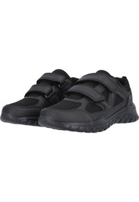 Chaussures de sport noires avec des bandes Velcro, des panneaux en maille, et des semelles en caoutchouc présentant un motif texturé pour l'adhérence et la flexibilité.