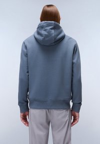 Felpa con cappuccio in morbido tessuto blu uniforme. Presenta polsini e orlo a costine, una vestibilità comoda, cuciture visibili e un grande cappuccio sul retro.