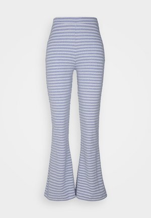 Broek met hoge taille en wijde pijpen met een herhalend blauw-wit rechthoekig geruit patroon op een effen achtergrond.