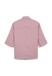 Helles pinkes Hemd mit kurzen Ärmeln, strukturiertem Stoff mit floralem Muster, Knopfdetails an den Ärmeln und einem klassischen Kragen-Design.
