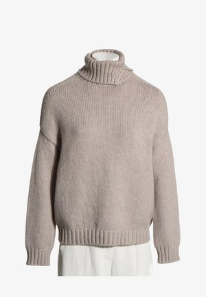 Jersey de punto beige con cuello alto y borde acanalado en el cuello, puños y dobladillo, presentado en un torso de maniquí blanco.