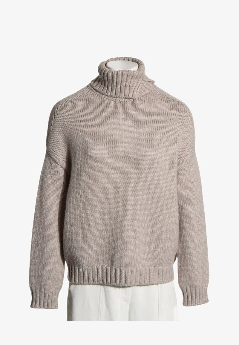 Pull en maille beige à col roulé avec col, poignets et ourlet côtelés, présenté sur un buste de mannequin blanc.