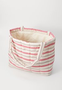 Gestepptes tote Bag mit pinken und beigen Streifen. Verfügt über zwei Griffe und eine weiche, gepolsterte Textur. Geräumiges Innenleben ohne Verschluss.