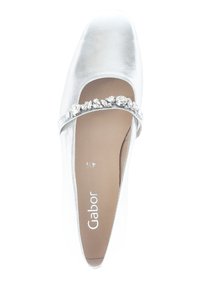 Silberne metallische Ballettschuhe mit abgerundeter Spitze, einem dekorativen Riemen mit klaren Strasssteinen und einer glatten Textur.