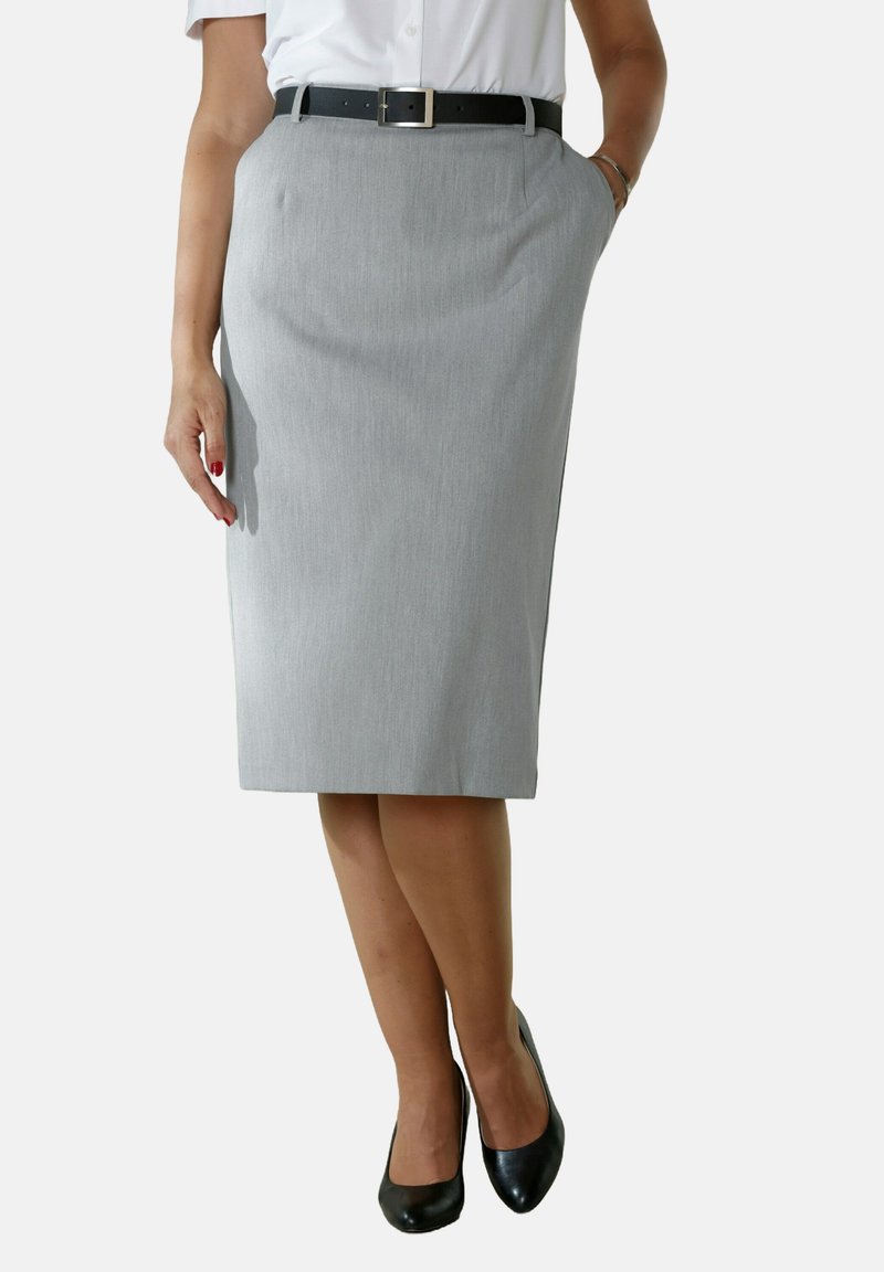 Grå kjol med rak skärning, med sidofickor och ett svart bälte, parat med svarta klackar. Slät textur, knälång design.