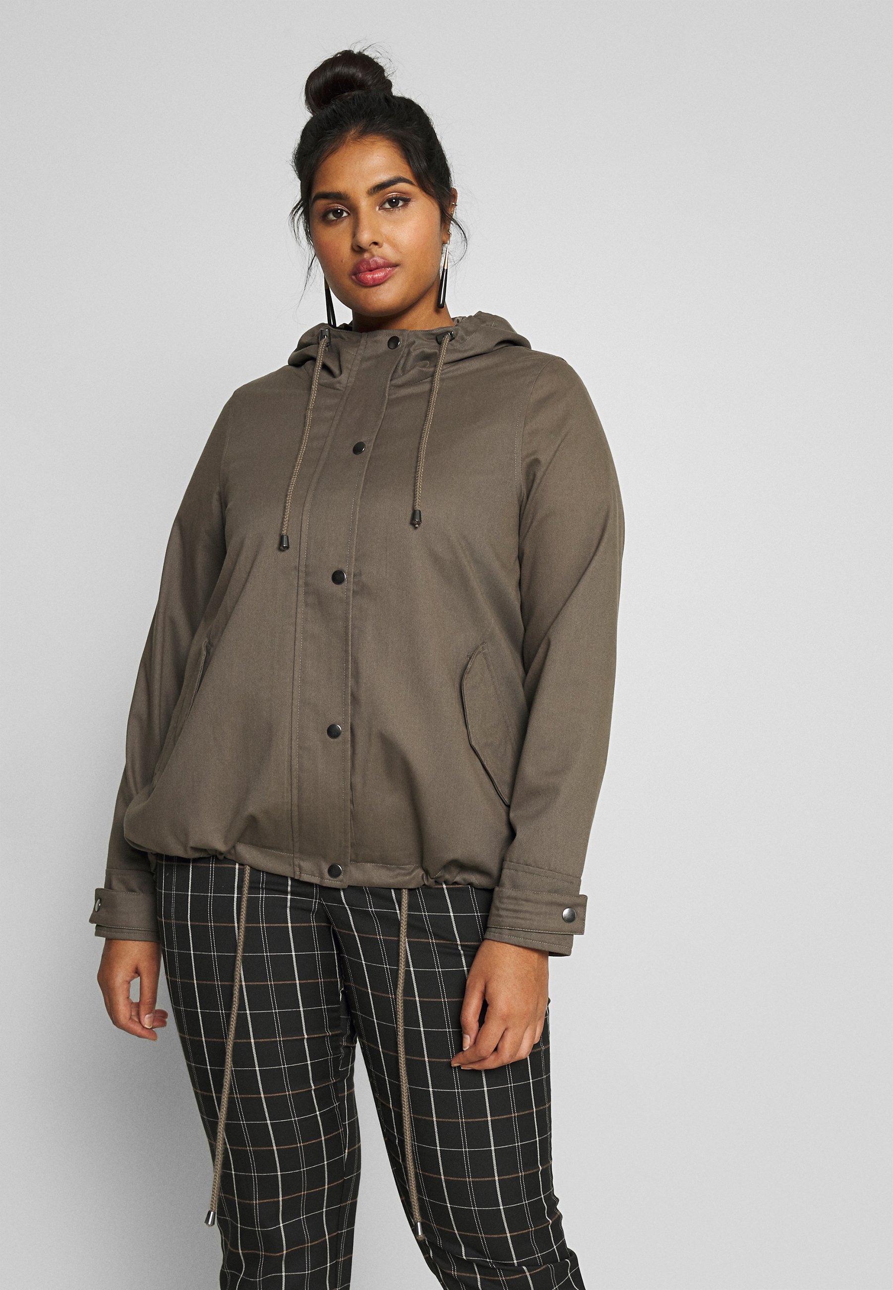 Zizzi MCAMMA JACKET Lett jakke army grey Zalando.no Zizzi MCAMMA JACKET Lett jakke black Zalando.no
