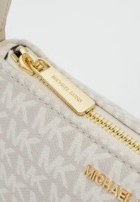 MICHAEL Michael Kors POUCHETTE - Käekott - natural