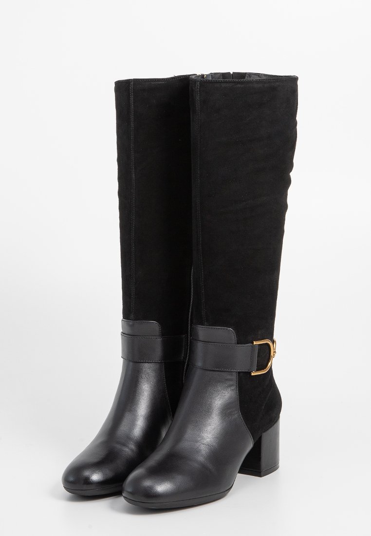 Bottes noires jusqu'au genou avec un extérieur en daim et des accents en cuir, une fermeture éclair sur le côté et un détail en boucle dorée sur la sangle. Design à talon carré.