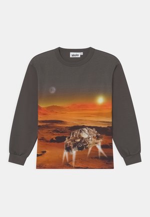 Dunkelgraues Langarmshirt mit einer Weltraumszene, die ein schwebendes Raumfahrzeug über einer rötlichen, felsigen Landschaft bei Sonnenuntergang oder Sonnenaufgang zeigt.