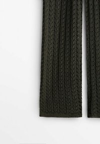 Panneau de tissu tricoté vert foncé avec un motif vertical en dentelle et une texture en maille ouverte sur un fond blanc.