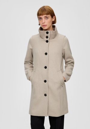 Manteau en laine beige avec un col haut côtelé, fermeture à boutons sur le devant, poches latérales et boutons noirs. Présente une texture subtile et une coupe ajustée.