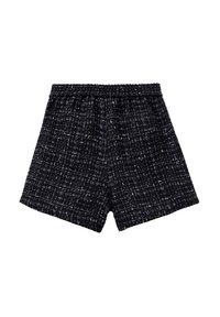 Pantaloni corti in tessuto texturizzato bianco e nero con cintura elasticizzata, mostrati distesi su uno sfondo bianco.