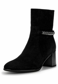 Bottines en suede noir avec un talon bloc, présentant un accent de chaîne en argent décoratif sur le côté. Design à bout pointu.