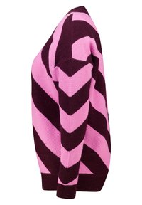 Gebreide trui met een zigzagpatroon in roze en donkerpaars. De stof is gestructureerd, en het design heeft een ronde hals en lange mouwen.