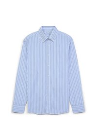 Hellblaues langärmliges Button-Up-Hemd mit dünnen vertikalen marineblauen Streifen und kragen mit Knopf, flach auf einem weißen Hintergrund ausgelegt.