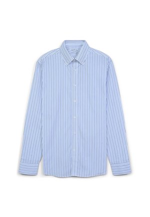 Camicia a maniche lunghe azzurro chiaro con sottili righe verticali blu navy e colletto button-down, distesa su uno sfondo bianco.