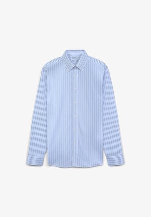Hellblaues langärmliges Button-Up-Hemd mit dünnen vertikalen marineblauen Streifen und kragen mit Knopf, flach auf einem weißen Hintergrund ausgelegt.