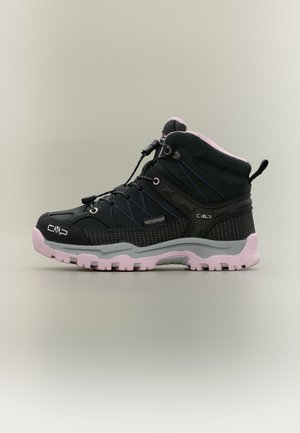 Botte de randonnée imperméable noire et rose avec une semelle épaisse, un soutien de cheville rembourré et un système de laçage rapide.