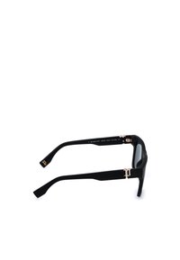 Lunettes de soleil rectangulaires noires avec des branches épaisses et des initiales décoratives dorées sur les branches, vues de profil sur fond blanc.