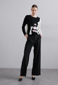 Alice + Olivia Stickad tröja - black/soft white/multi