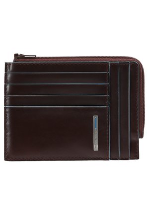 Portafoglio in pelle marrone con cinque slot per carte, cuciture blu a contrasto e una tasca con zip. Presenta una piastrina con logo in metallo.