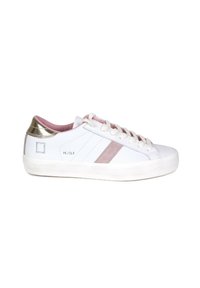 Sneakers bianchi con dettagli in suede rosa e accenti metallici dorati, caratterizzati da una texture liscia, punta tondeggiante e design tradizionale con lacci.