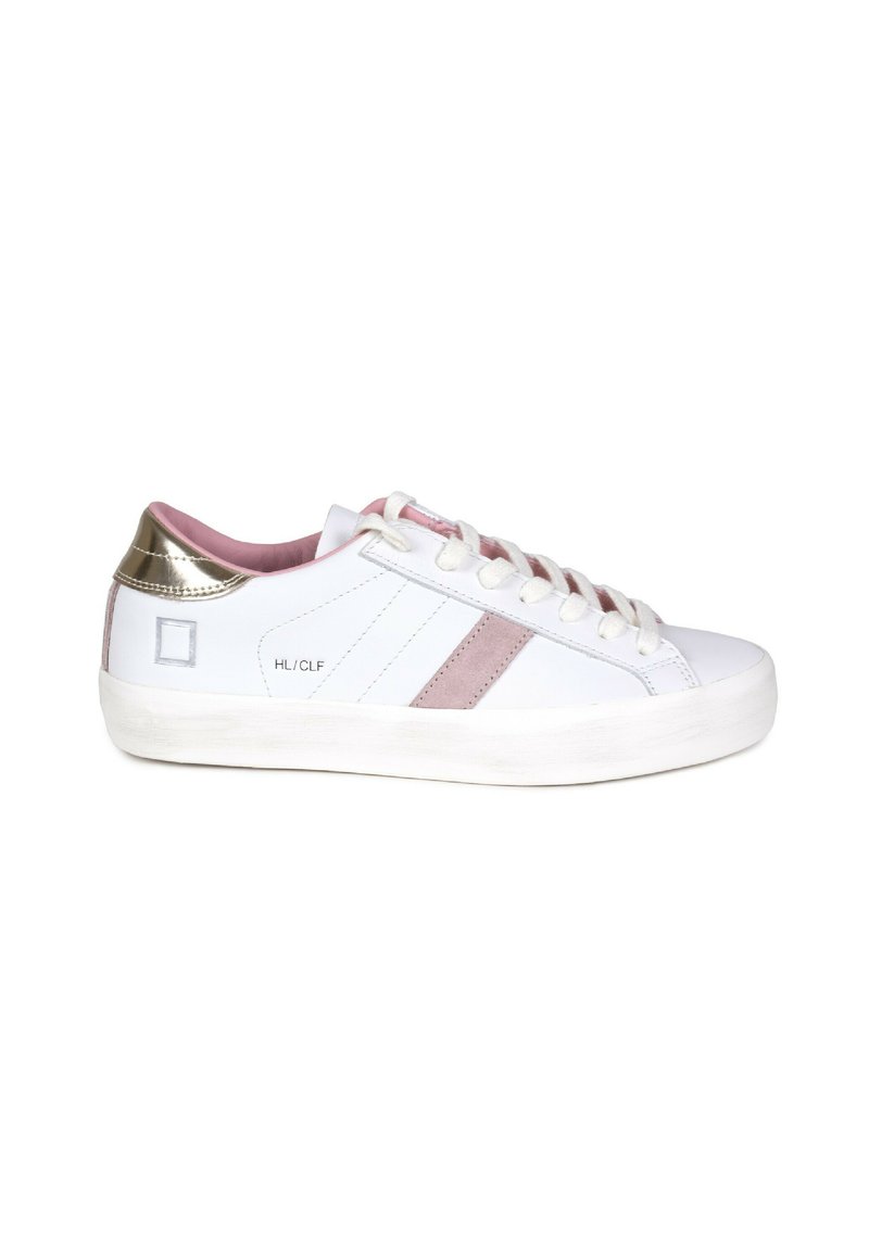 Sneakers bianchi con dettagli in suede rosa e accenti metallici dorati, caratterizzati da una texture liscia, punta tondeggiante e design tradizionale con lacci.