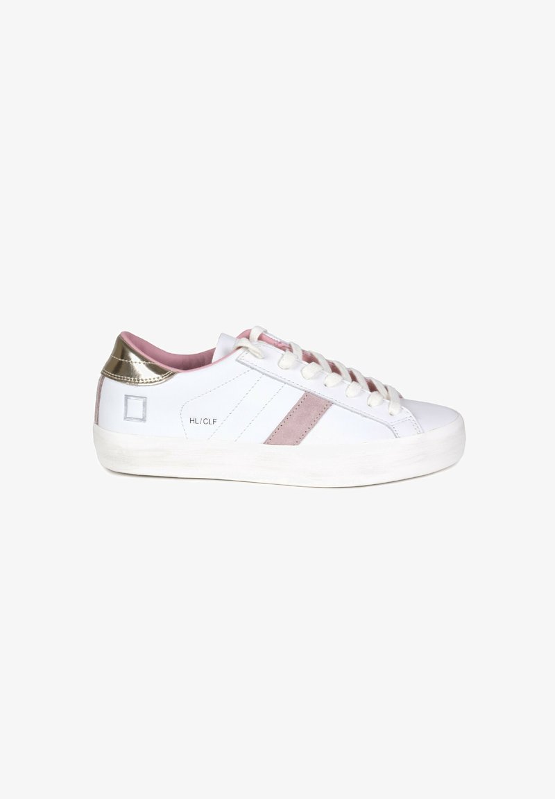 Sneakers bianchi con dettagli in suede rosa e accenti metallici dorati, caratterizzati da una texture liscia, punta tondeggiante e design tradizionale con lacci.