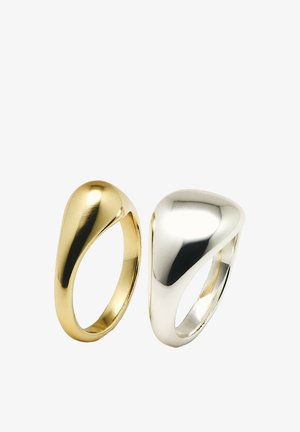 Twee gladde, gepolijste ringen met een modern gebogen ontwerp, één gouden en één zilveren, naast elkaar weergegeven op een witte achtergrond.
