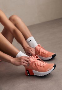 FREE METCON 6 - Treningssko - apricot agate/white-turf orange-black