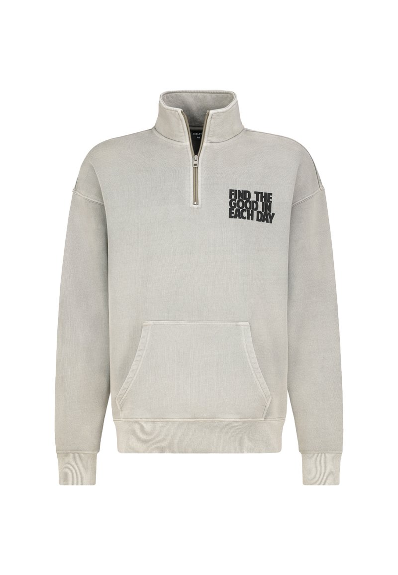 Lichtgrijze pullover sweatshirt met een kwart-rits hals, kangoeroe zak, ribgebreide manchetten en zwarte bedrukte tekst op de linkerkant van de borst.