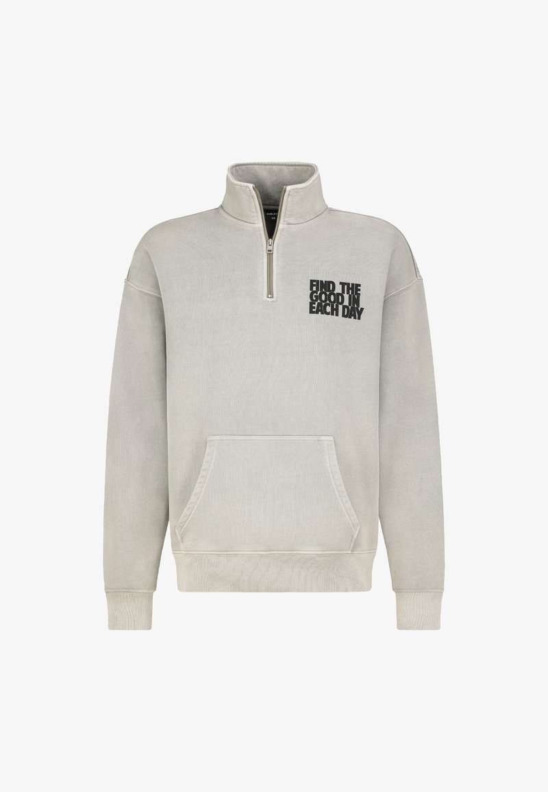 Hellgrauer Pullover mit Viertelreißverschluss, Kängurutasche, gerippten Bündchen und schwarzem Drucktext auf der linken Brust.