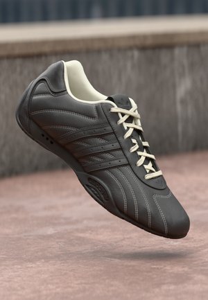 adidas Originals ADIRACER UNISEX - Sneakers basse - core black/cream white