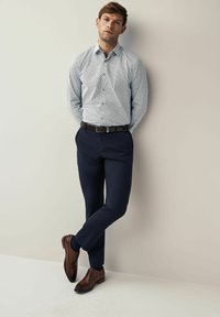 Next EASY IRON PRINTED OXFORD REGULAR FIT - Marškiniai - white navy blue geometric
