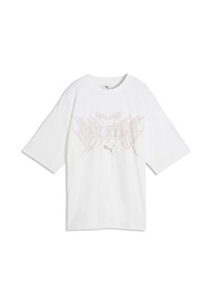 T-shirt blanc Puma avec un graphisme subtil de flamme rose clair et logo Puma centré sur le devant, manches courtes et col rond.