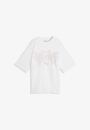 T-shirt blanc Puma avec un graphisme subtil de flamme rose clair et logo Puma centré sur le devant, manches courtes et col rond.