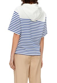 Kurzarmpullover in Weiß mit blauen horizontalen Streifen. Mit Kapuze und lockerer Passform. Hergestellt aus weichem, strukturiertem Material.