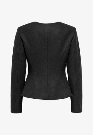 Dopasowana czarna kurtka z mieszanki wełny, z długimi rękawami, wyraźnie zarysowanymi szwami na ramionach i falbaną na dole. Gładka faktura i czyste linie.